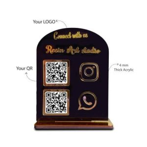 Macro shot showing the mirror reflection of the gold acrylic qr code stand.